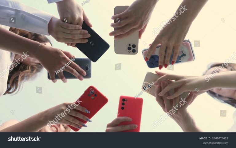 manos sosteniendo varios modelos de smartphones diferentes