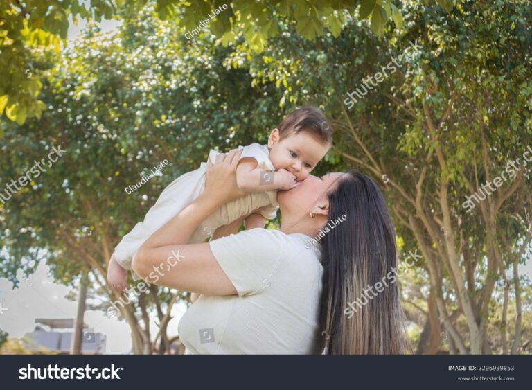 Cuándo se cobra el Plan Mil Días y cómo acceder al beneficio 28 mujer con bebe sonriendo en parque