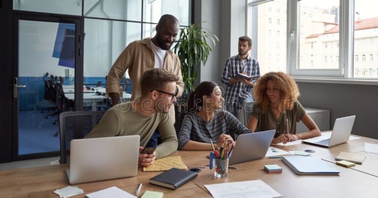 oficina moderna con personas trabajando juntas