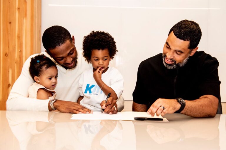 padre revisando documentos con nino feliz