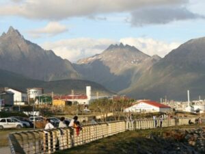 paisaje con autos y fabrica en tierra del fuego