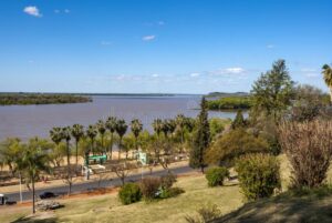 parque y rio en villa urquiza paisaje natural