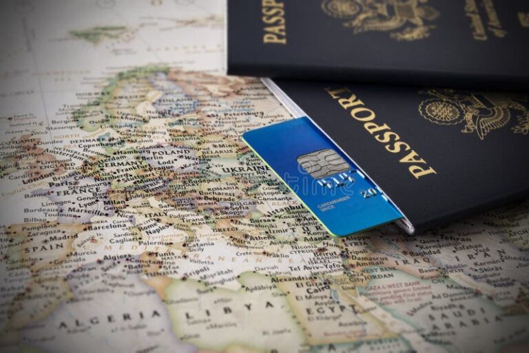 pasaporte y tarjeta mastercard sobre mapa mundial