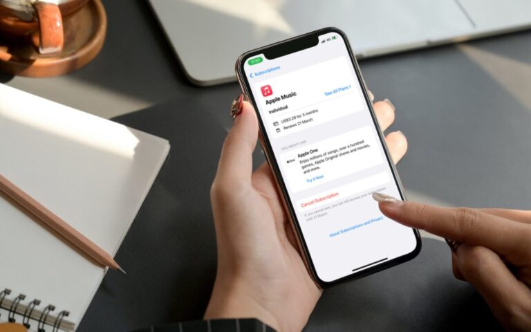 persona cancelando suscripcion en telefono movil