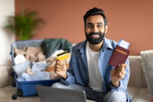 persona comprando entrada en laptop sonriente