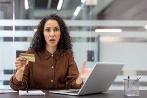 persona confundida frente a computadora