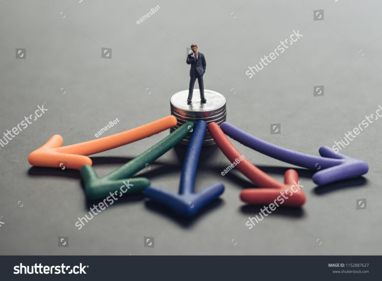 persona decidiendo entre opciones de inversion financieras