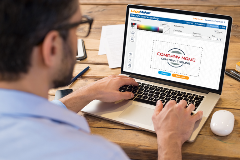 persona disenando logo en computadora portatil