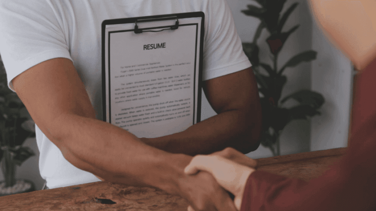 Cómo enviar tu currÃculum a Pago Fácil para postularte 1 persona entregando curriculum en mano