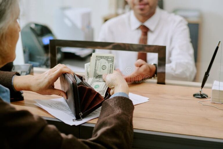 persona entregando dinero en banco moderno
