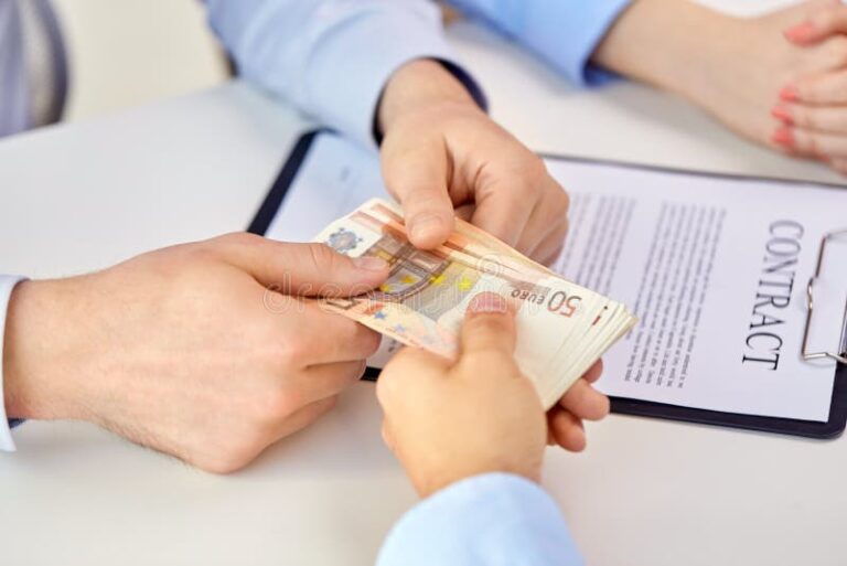 Quién es la persona que presta dinero con intereses y cómo funciona 2 persona entregando dinero y contrato financiero