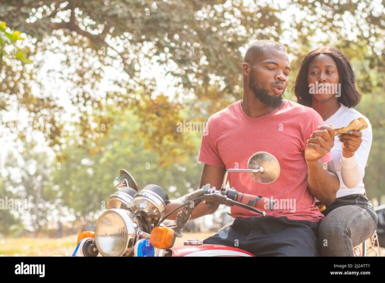 Cómo sacar una moto con DNI en Argentina paso a paso 13 persona entregando dni junto a una moto