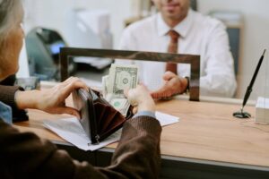 persona entregando documentos en banco moderno