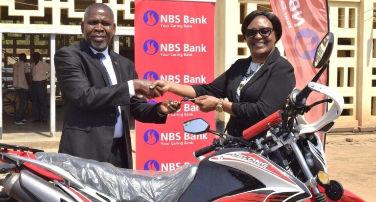 persona entregando llaves de moto a banco