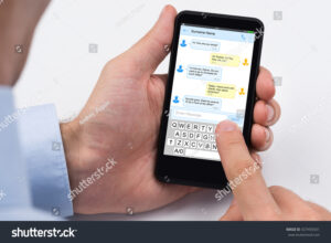 persona enviando mensaje de texto en smartphone