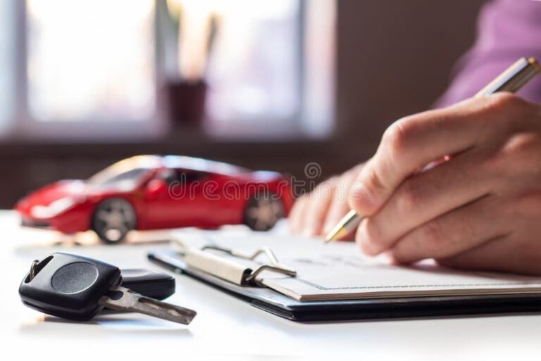 persona firmando contrato de seguro auto