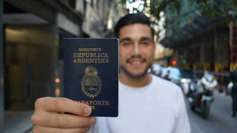Cómo Notificar Tu Aviso de Viaje para Visa por Teléfono en Argentina 2 persona hablando por telefono con pasaporte argentino