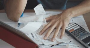 persona llenando formulario con billetes argentinos