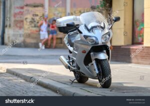 persona mostrando dni junto a motocicleta estacionada