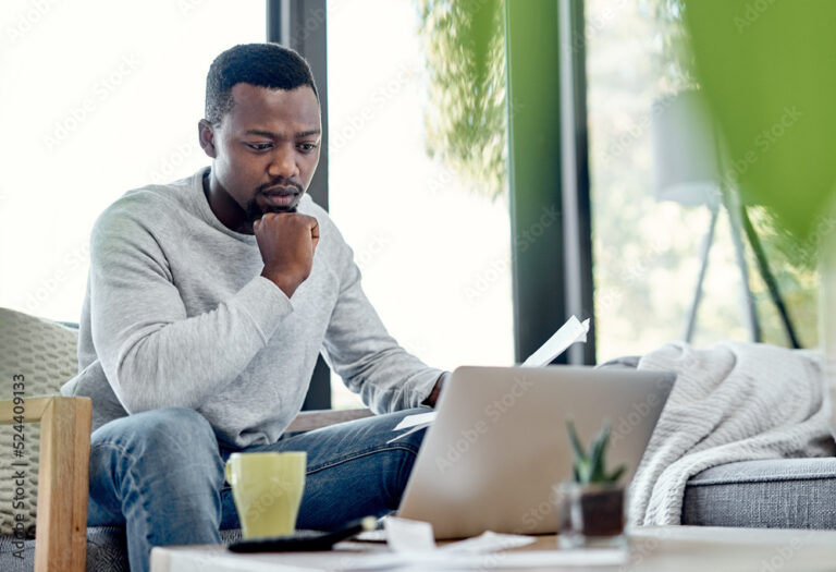Cómo Pagar Un Informe De Dominio Por Home Banking Fácilmente 2 persona pagando factura desde laptop en casa