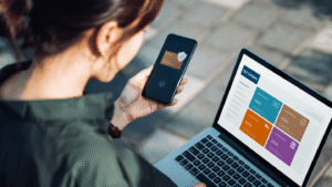 persona pagando facturas digitales en computadora