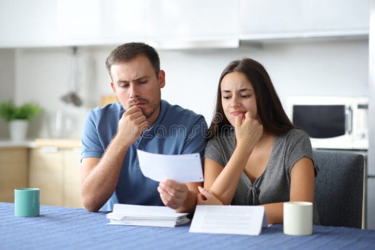 persona preocupada revisando estado bancario