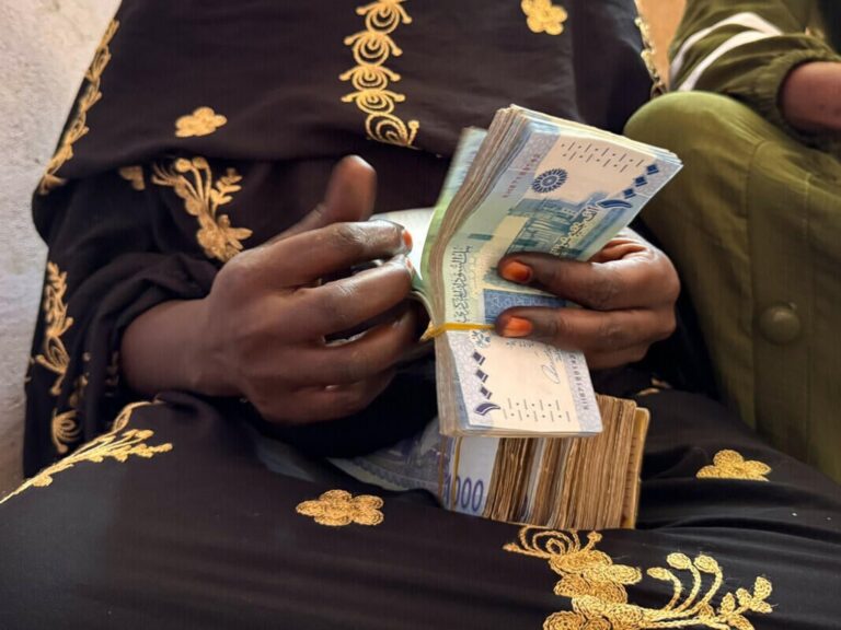 Dónde puedo conseguir préstamos en el día muy urgentes y confiables 3 persona recibiendo dinero en efectivo urgente