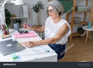 persona revisando documentos financieros con calculadora