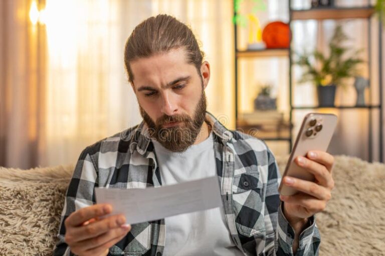 persona revisando factura telefonica en casa