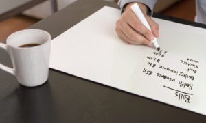 persona revisando su calendario con billetes