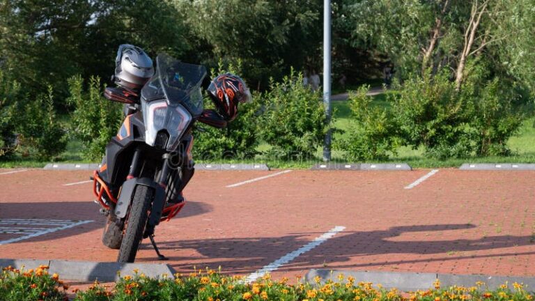 persona senalando motocicleta estacionada vacia