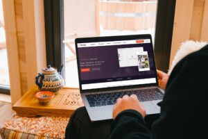 persona subiendo archivo en computadora portatil