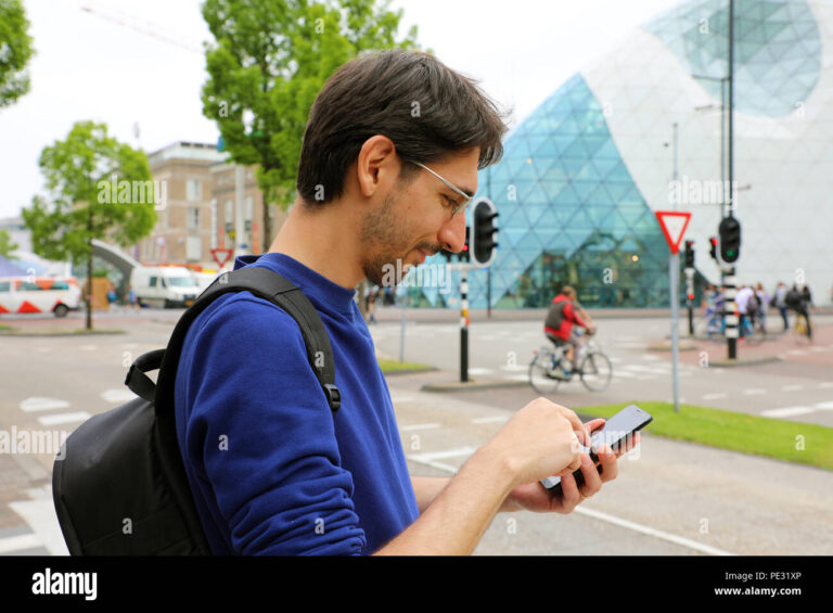 persona usando app movil en ciudad moderna