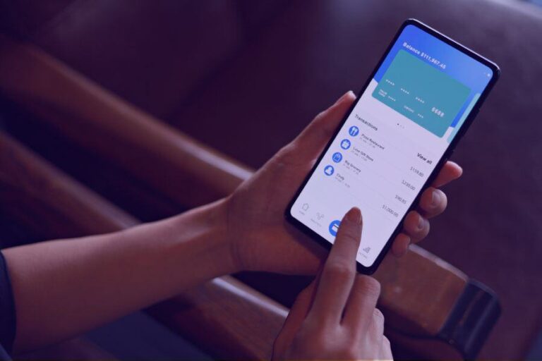 persona usando banca movil en smartphone 2