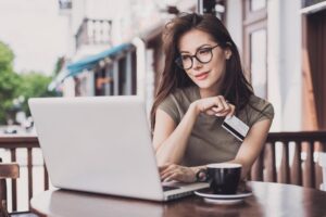 persona usando banca online en laptop moderna