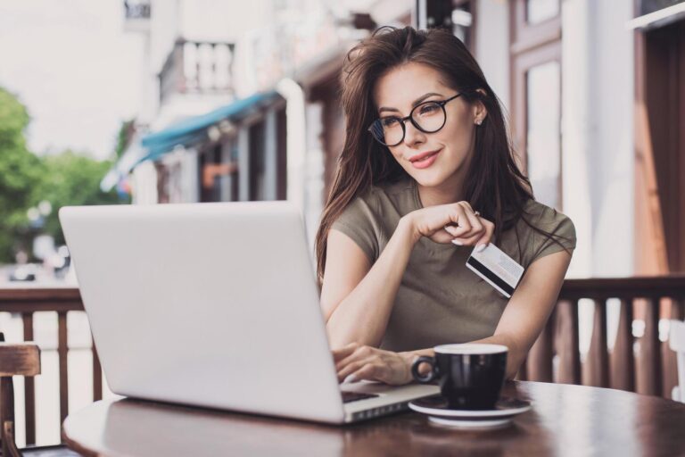 persona usando banca online en laptop moderna