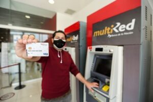 persona usando cajero automatico banco nacion 3