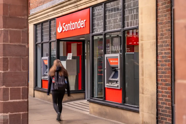 persona usando cajero automatico banco santander rio