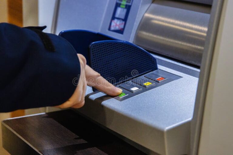 persona usando cajero automatico moderno 1