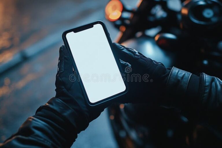 persona usando celular con motocicleta moderna