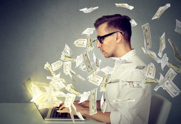 persona usando computadora con billetes dolares