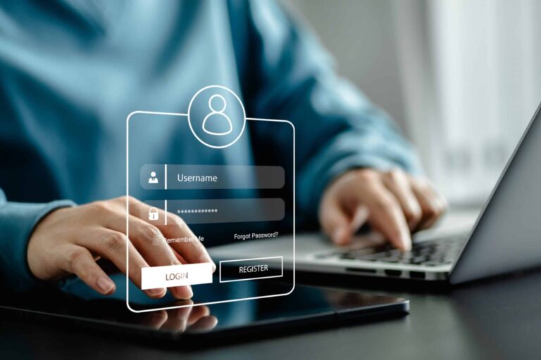 persona usando computadora con pagina de inicio sesion