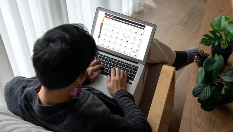 persona usando computadora con sitio web psa abierto