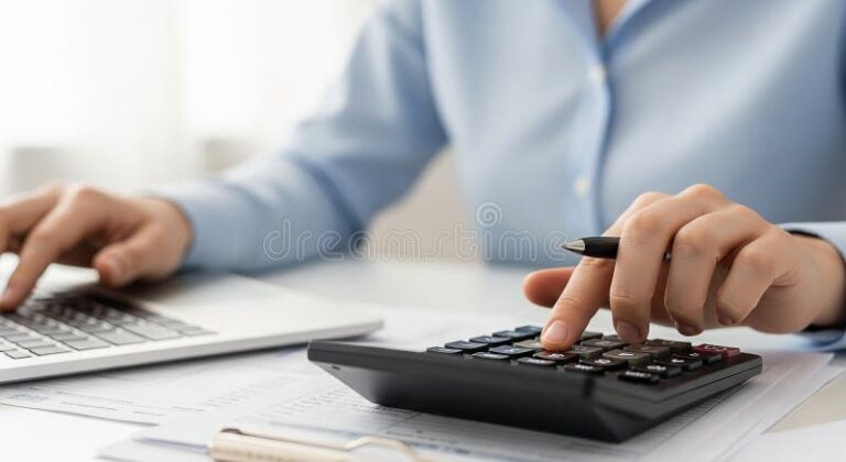 persona usando computadora y calculadora administrativa