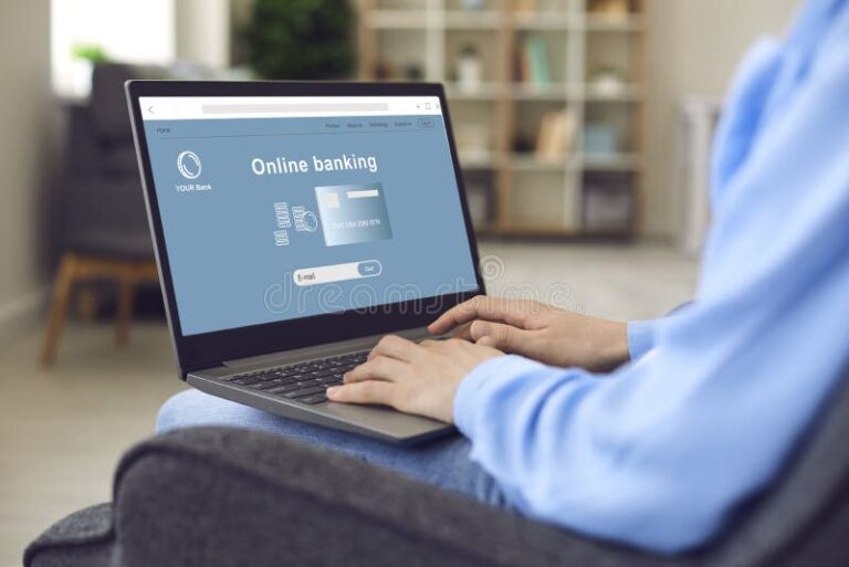 persona usando laptop con banco online abierta