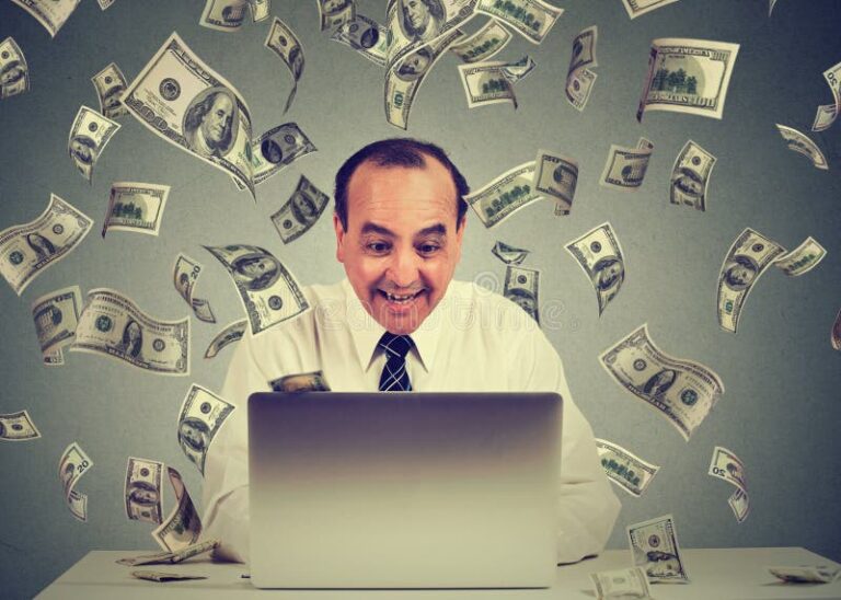 persona usando laptop con billetes dolares