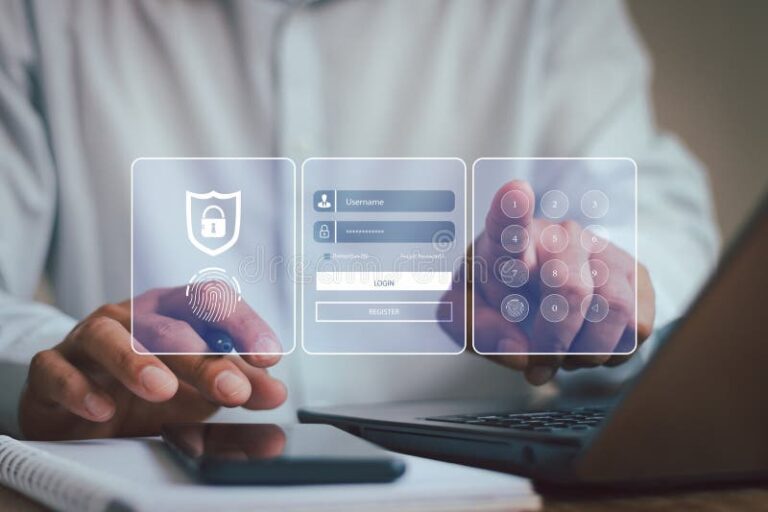 persona usando laptop con candado digital