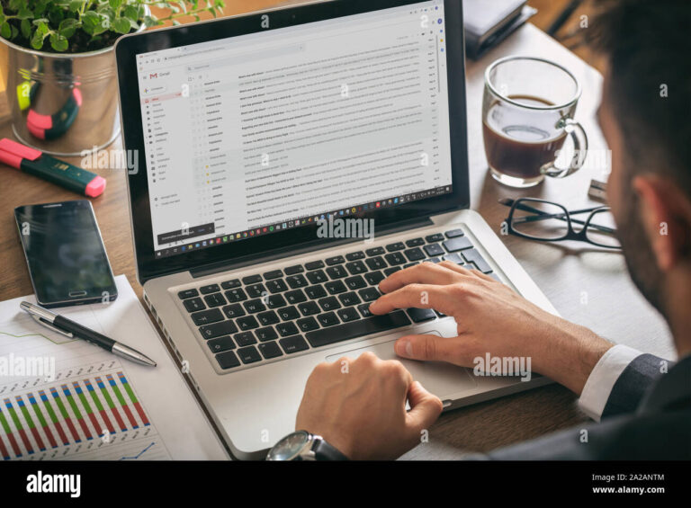 persona usando laptop con lista de contactos gmail