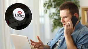 persona usando laptop con logo hsbc visible