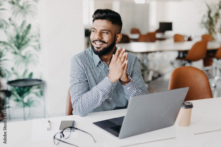 Cómo Cargar Tu CV en La Anónima para Postulaciones Laborales 2 persona usando laptop en oficina moderna